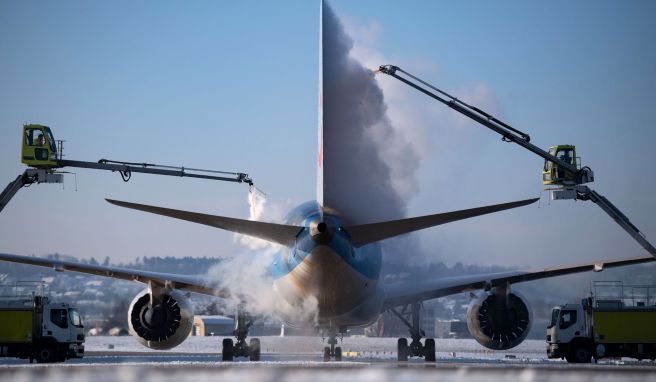 Kommt es zu größeren Verspätungen, weil ein Flugzeug vor dem Start einteist werden muss, können Flugreisende nun auf Entschädigungen hoffen.