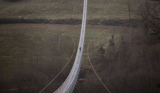 Hängebrücke eröffnet 617 Meter Höhenrausch: Nervenkitzel auf Highwalk in Hessen