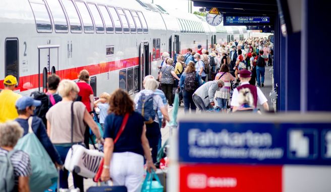 Laut dem Statistischen Bundesamt reisten durch das 9-Euro-Ticket deutlich mehr Menschen mit dem Zug in deutsche Tourismusregionen.