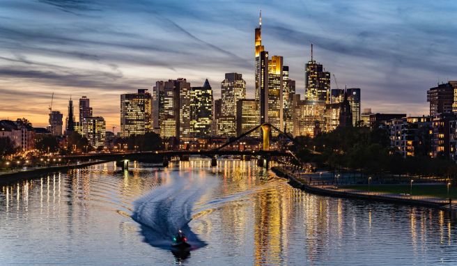 Frankfurt hat Deutschlands bekannteste Skyline mit ikonischen Bauten wie dem Commerzbank-Tower.