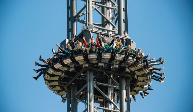 Ostsee im Blick, dann geht\'s abwärts: Der Freifall-Turm «Highlander» ist eine der Attraktionen im Hansa-Park.