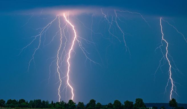 Schnell weg! Bei einem Gewitter muss man sich entweder in einem Gebäude in Sicherheit bringen - oder Schutz in einer Mulde suchen.