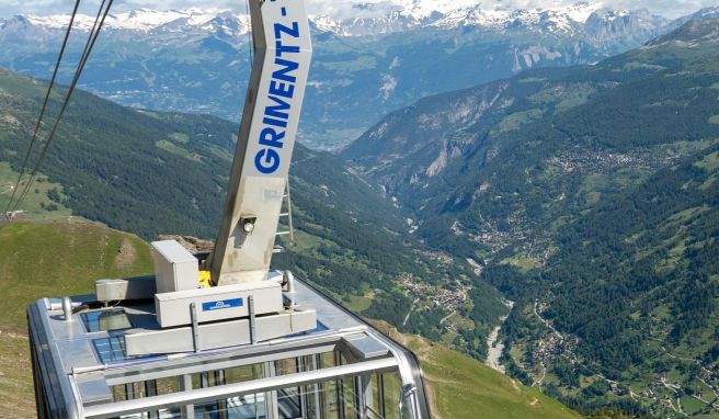 Wallis Neue Glasgondel fährt in den Schweizer Alpen