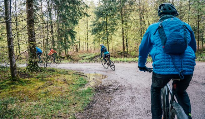 Locker über Schotter: Mit dem Gravelbike geht es durch die Wälder in Oberbayern.