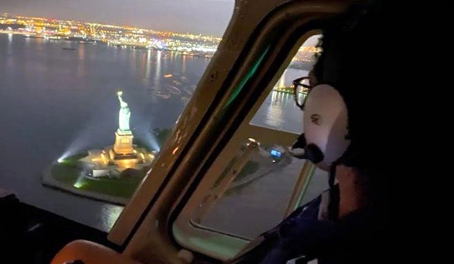 Deutsche fliegt Touristen in New York Immer um die Freiheitsstatue