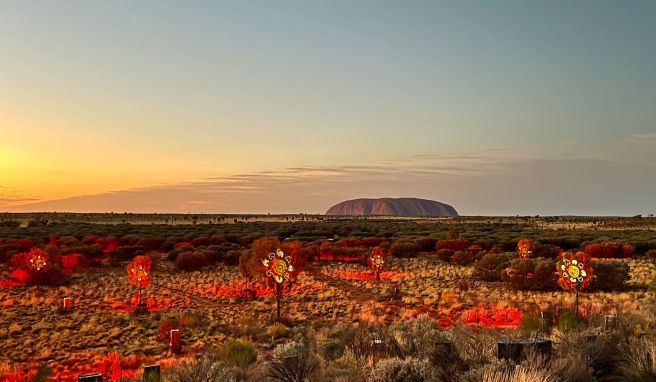 Die neue indigene Lasershow «Sunrise Journeys» zeigt in den frühen Morgenstunden das spirituelle Herz Australiens und die Verbindung, die die Aṉangu zu ihrem Land haben.