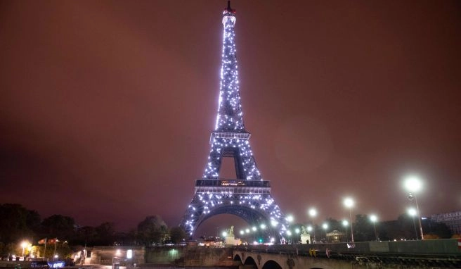 Lichter an Eiffelturm und Champs-Élysées jetzt früher aus Stromkrise