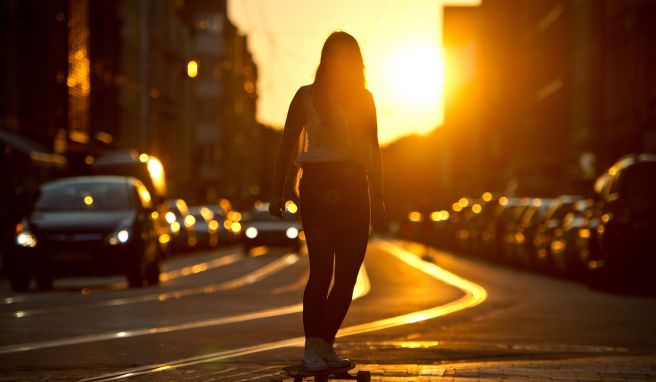 Die Limmerstraße im Sommer: Anziehungspunkt für junge Leute.