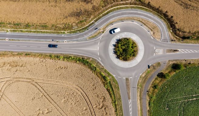 Viele Verkehrsteilnehmer blinken im Kreisverkehr falsch: Beim Einfahren bleibt der Blinker aus, beim Verlassen ist er unerlässlich, um die Sicherheit und den Verkehrsfluss zu gewährleisten.