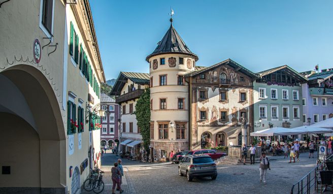 Sommerabend in Berchtesgaden: Die Radtour führt über den Marktplatz, sehenswert ist aber auch das Schloss Berchtesgaden.