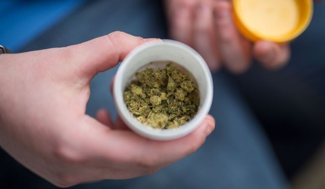 Auch wenn in Deutschland seit April medizinisches Cannabis kein Betäubungsmittel mehr ist - in vielen anderen Ländern gilt das nicht.