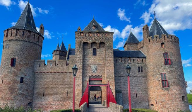 Schlösser-Tour  Gespenster hinter dicken Mauern: Burgen in den Niederlanden