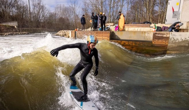 Surfen ohne Meer: Flusswelle in Nürnberg wird eröffnet «Fuchslochwelle»