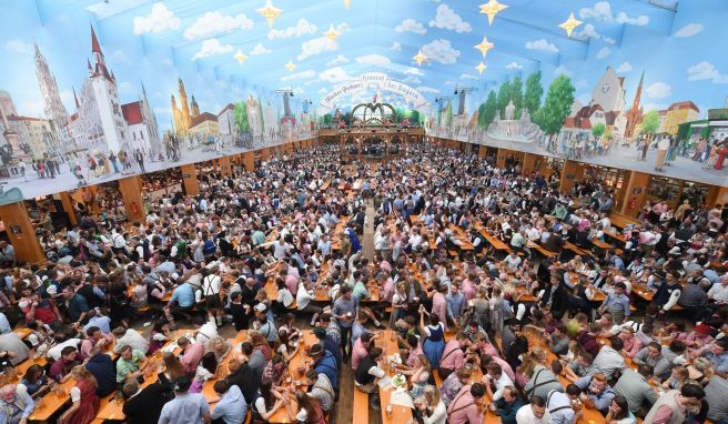 Tische in den Festzelten auf der Wiesn sind heiß begehrt: Besucher sollten sie dennoch ausschließlich direkt über die Websites der Festzelte reservieren.