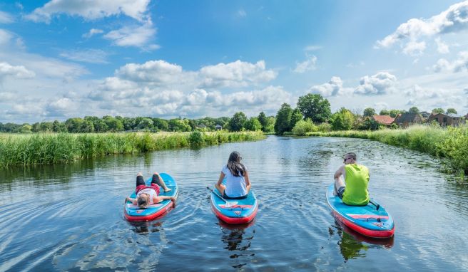 Relaxen auf dem Wasser: Mit etwas Übung kann man sich auf dem SUP-Board auch mal langmachen.