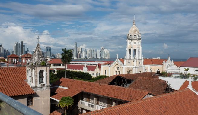 Im Hintergrund die moderne Skyline: Über den Dächern der kolonialen Altstadt von Panama-Stadt.