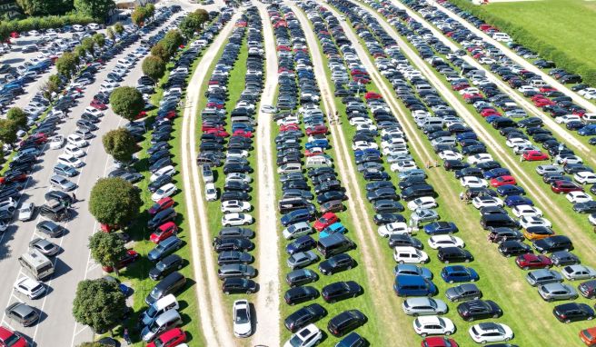 Zu viele Autos am Königssee: Die Gemeinde möchte Gäste vermehrt in die Busse locken. Parkvergünstigungen wird es dann nicht mehr geben.