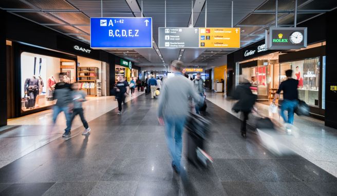 Brauchen Urlauber bei einer Flugreise für einen Zwischenstopp eine Einreisegenehmigung für dieses Land, muss ein Online-Portal Kunden im Buchungsprozess darauf hinweisen.