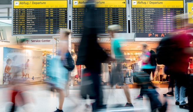 Flug verpasst: Wer bei der Anreise zum Flughafen kein ausreichendes Sicherheitspolster einrechnet, muss damit rechnen, dass auch eine abgeschlossene Reiserücktrittsversicherung die entstandenen Mehrkosten nicht trägt. Flug verpasst: Wer bei der Anreise zum Flughafen kein ausreichendes Sicherheitspolster einrechnet, muss damit rechnen, dass auch eine abgeschlossene Reiserücktrittsversicherung die entstandenen Mehrkosten nicht trägt.