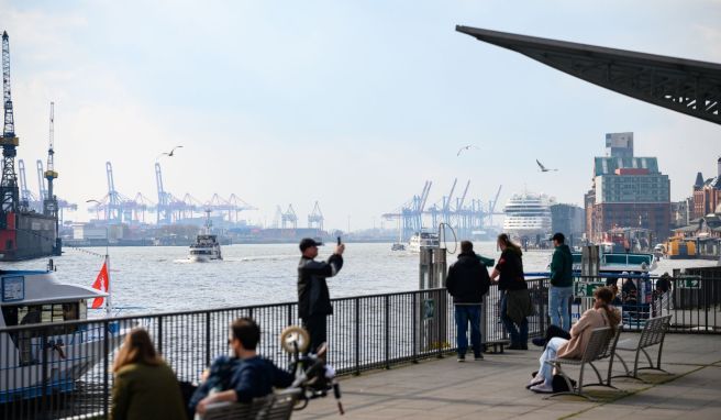 Die Landungsbrücken sind eine der Hauptsehenswürdigkeiten der Hansestadt. Viele Hafenrundfahrten starten von hier.