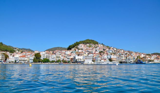 Schmiegt sich an die Küste der Insel Lesbos: der Ouzo-Ort Plomari.