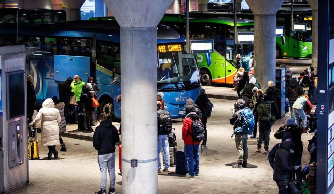 Flixbus und Co. Fernbus verspätet: Diese Rechte haben Reisende