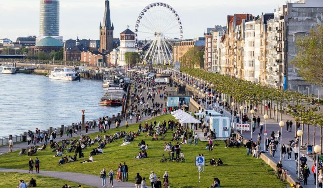 Lädt zu einem Spaziergang ein: die Düsseldorfer Rheinpromenade.