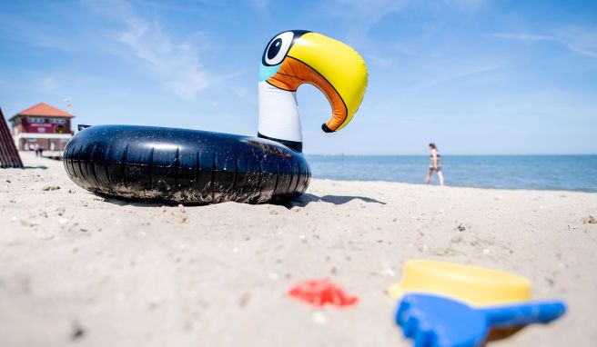 Sicher im Wasser Badespaß: Schwimmtiere sind kein Ersatz für Schwimmflügel