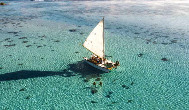 An Bord eines Auslegerkanus Tahiti: In Schräglage durch die Lagune