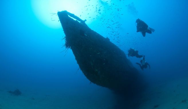 Faszination in der Tiefe: Taucher erkunden ein gesunkenes U-Boot in Südfrankreich.