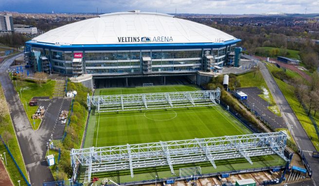 Blaupause für ein modernes Multifunktionsstadion: Der Rasen kann aus der Veltins-Arena herausgefahren werden.