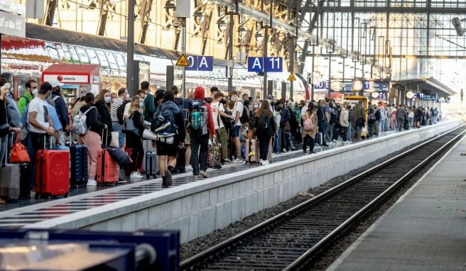 Wie schützen sich Reisende besser vor einer Infektion? Volle Züge an Streiktagen