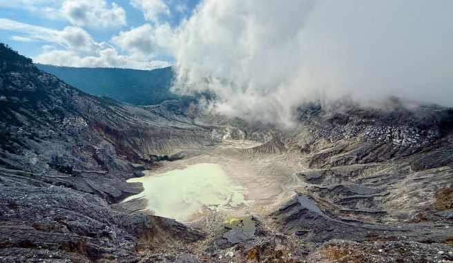 Der Tangkuban Perahu ist rund 2.000 Meter hoch und einer der etwa 130 aktiven Vulkane Indonesiens. In der Mitte des spektakulären Ratu-Kraters mit seiner riesigen Caldera liegt ein leuchtend blauer See.