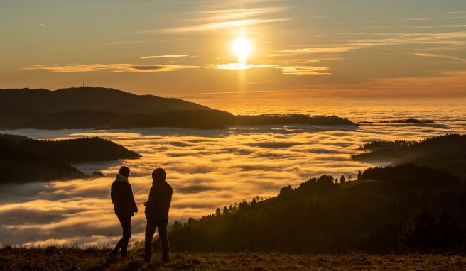 Inversionslage Wetterphänomen im Gebirge lockt zu Herbstwanderungen