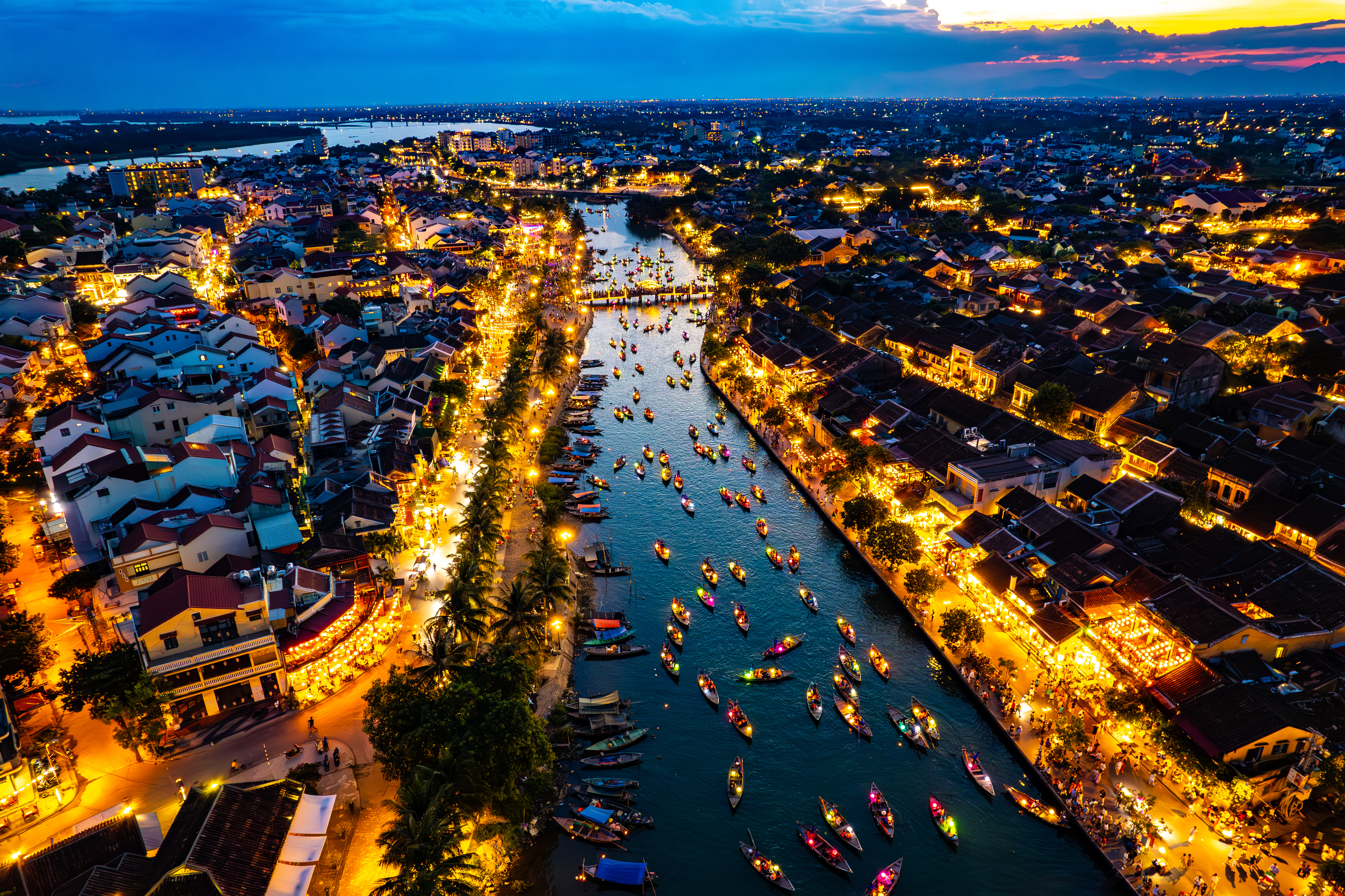 Vorlage abhebenalt= Die_antike_Stadt_Hoi_An_mit_Laternenbooten