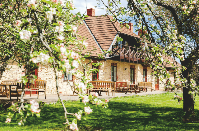 Karlamuiza_Country_Hotel