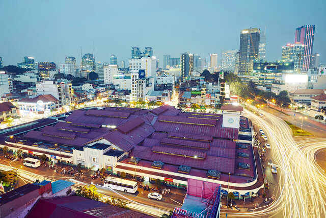 Vorlage abhebenalt= Skyline_Ho_Chi_Minh_und_Markthalle_Ben_Thanh