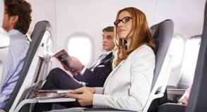 In der Europa-Kabine setzt Lufthansa bereits schmale Sitze ein, bei denen die Zeitschriftentasche nach oben verlegt wurde - das schafft Platz, um die Füße auszustrecken