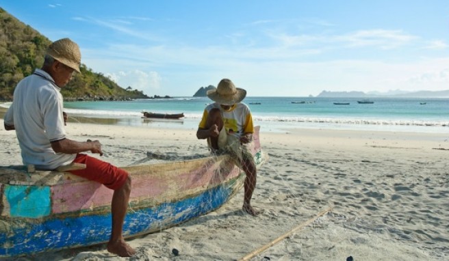 Fischer reparieren ihre Netze im Südosten der indonesischen Insel Lombok.